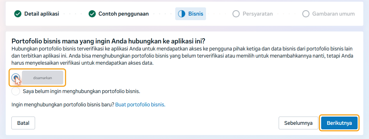 Langkah Bisnis: pertanyaan "Portofolio bisnis mana yang ingin Anda hubungkan ke aplikasi ini?", pilihan portofolio (namanya disamarkan) terpilih dan disorot, pilihan kedua "Saya belum ingin menghubungkan portofolio bisnis.", tombol Berikutnya disorot.
