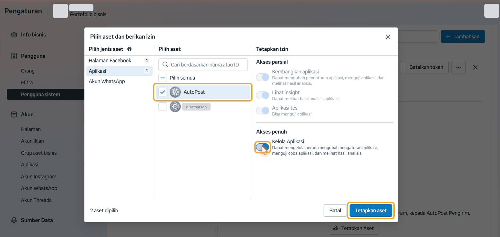 Jenis aset Aplikasi: app "AutoPost" tercentang, sakelar "Kelola Aplikasi" pada Akses penuh menyala, dan tombol "Tetapkan aset" disorot; kaki jendela "2 aset dipilih". Nama app lain milik portofolio disamarkan.