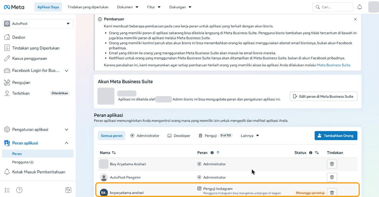 Daftar Peran aplikasi: baris akun Instagram berperan "Penguji Instagram" dengan status "Menunggu persetujuan" disorot. Nama portofolio bisnis disamarkan.