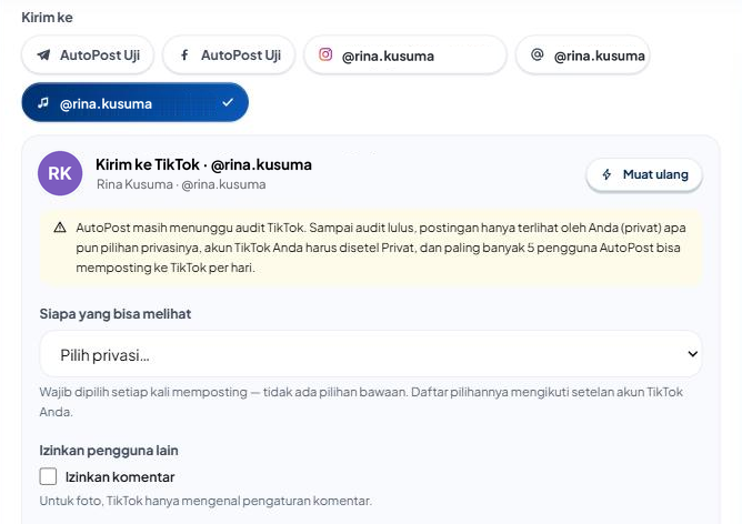 Postingan baru dengan foto terpasang: di "Kirim ke" hanya tombol akun TikTok @rina.kusuma (ikon not balok) yang tercentang; di bawahnya panel "Kirim ke TikTok · @rina.kusuma" dengan nama "Rina Kusuma · @rina.kusuma", tombol Muat ulang, catatan kuning status audit, pilihan "Siapa yang bisa melihat" masih "Pilih privasi…", lalu "Izinkan pengguna lain" dengan centang "Izinkan komentar" (belum dicentang) dan catatan "Untuk foto, TikTok hanya mengenal pengaturan komentar."