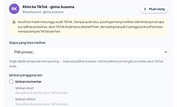 Panel TikTok untuk video: kepala "Kirim ke TikTok · @rina.kusuma" dengan tombol Muat ulang, catatan kuning status audit, "Siapa yang bisa melihat" masih "Pilih privasi…", "Izinkan komentar" (belum dicentang), serta "Izinkan duet" dan "Izinkan stitch" berwarna abu-abu dengan keterangan "dimatikan di setelan akun TikTok Anda".