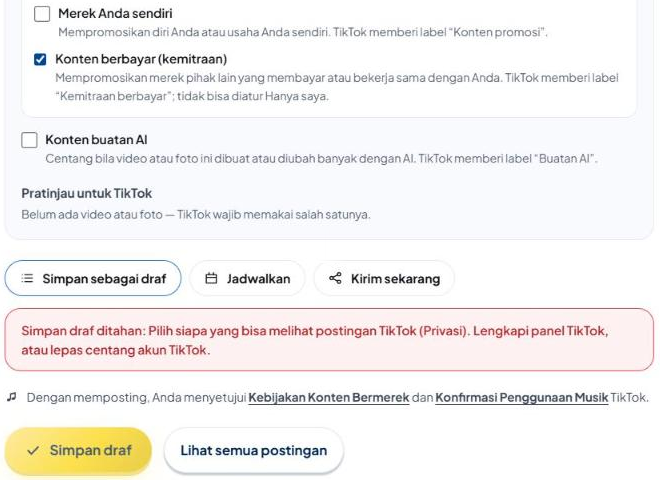 Bagian bawah panel TikTok: "Merek Anda sendiri" tidak dicentang dan "Konten berbayar (kemitraan)" dicentang, "Konten buatan AI", pratinjau "Belum ada video atau foto — TikTok wajib memakai salah satunya."; di bawahnya pilihan Simpan sebagai draf (terpilih), kotak merah "Simpan draf ditahan: Pilih siapa yang bisa melihat postingan TikTok (Privasi). Lengkapi panel TikTok, atau lepas centang akun TikTok.", kalimat "Dengan memposting, Anda menyetujui Kebijakan Konten Bermerek dan Konfirmasi Penggunaan Musik TikTok.", dan tombol Simpan draf.