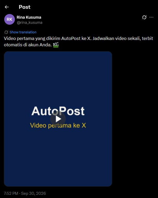 Posting video di x.com atas nama contoh Rina Kusuma @rina_kusuma: "Video pertama yang dikirim AutoPost ke X. Jadwalkan video sekali, terbit otomatis di akun Anda. 🎬" dengan video tegak berlatar biru tua bertuliskan "AutoPost — Video pertama ke X" dan tombol putar, waktu "7:52 PM · Sep 30, 2026".