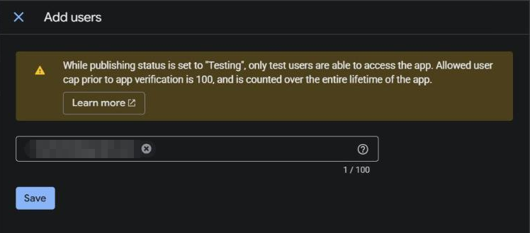 Panel "Add users" di Audience: pita kuning yang sama tentang status Testing dan batas 100 pengguna, satu surel penguji (disamarkan) dengan hitungan "1 / 100", dan tombol Save.